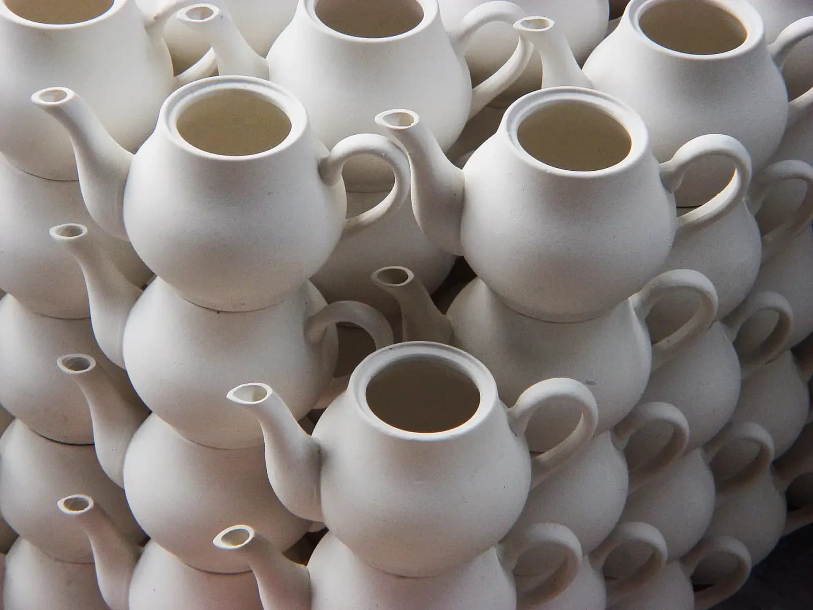 Ấm gốm mộc chờ tráng men tại Bát Tràng