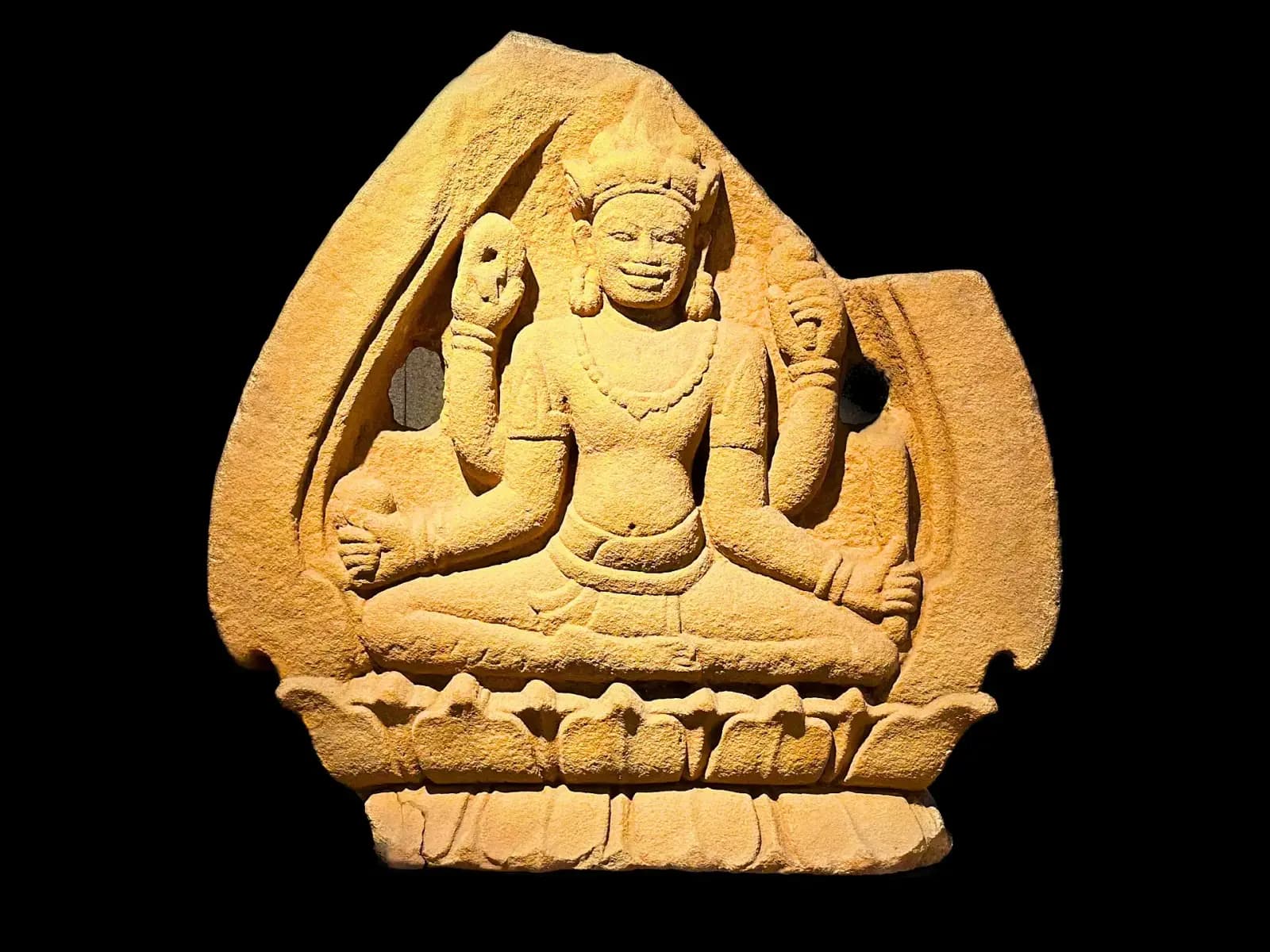 Tượng thần Vishnu điêu khắc Chăm