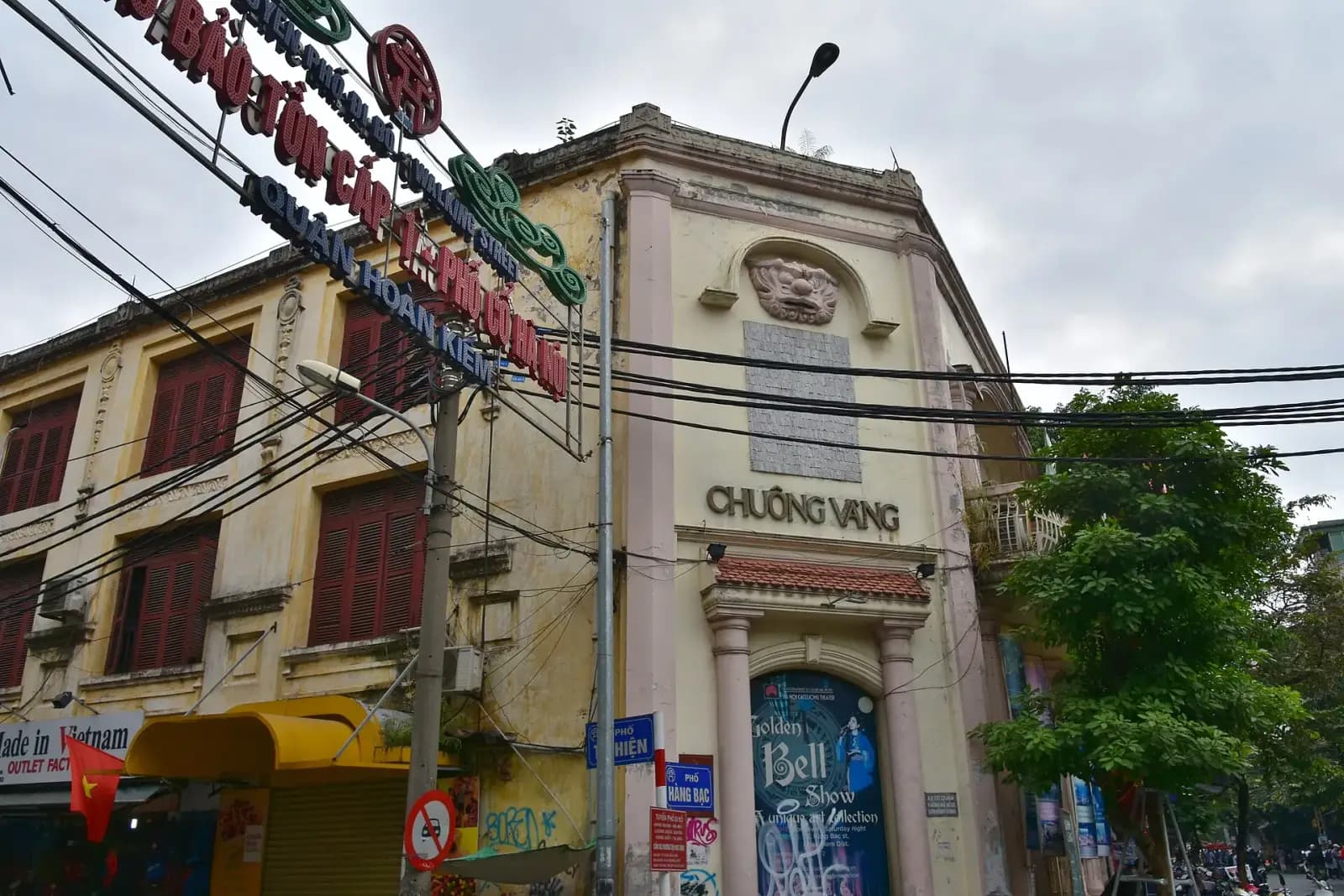 Mặt tiền rạp Chuông Vàng