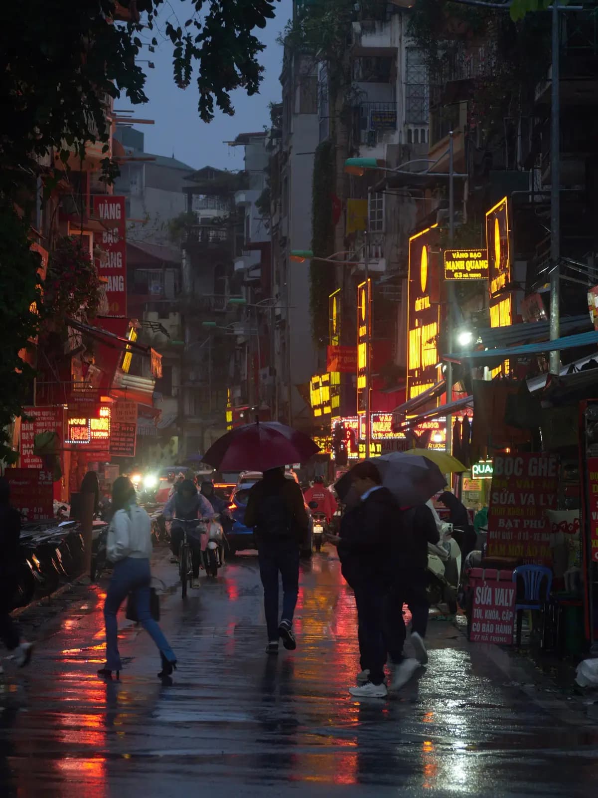 Biển hiệu phố cổ Hà Nội về đêm