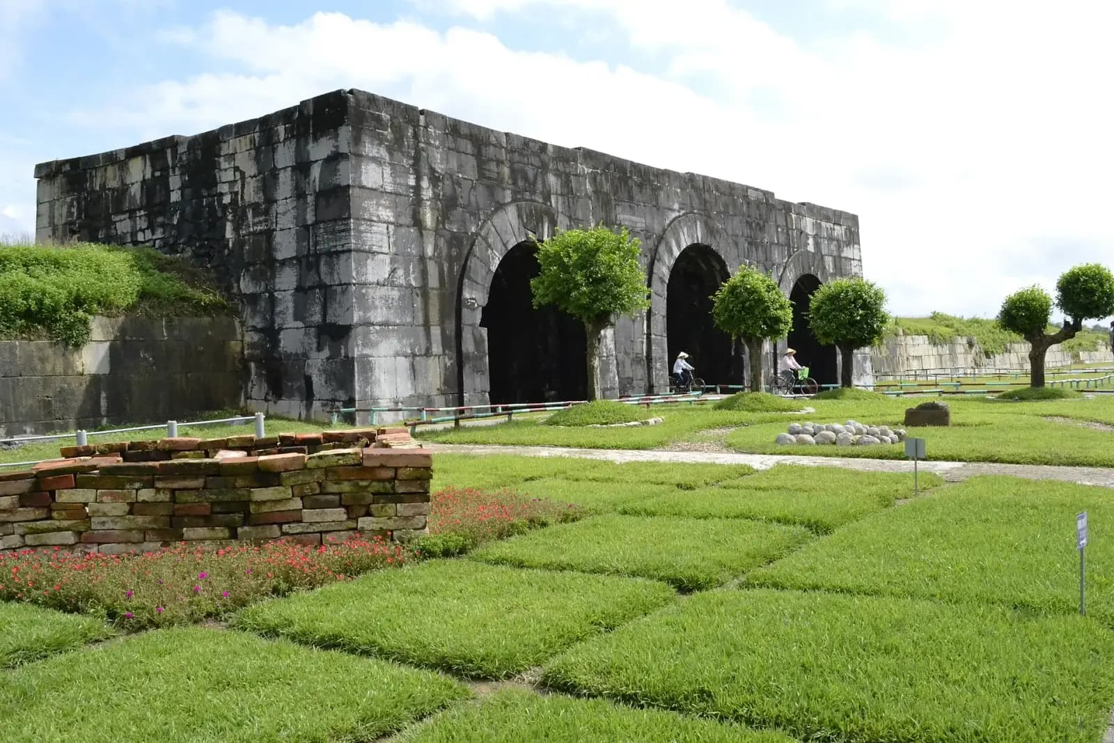 Cổng thành nhà Hồ