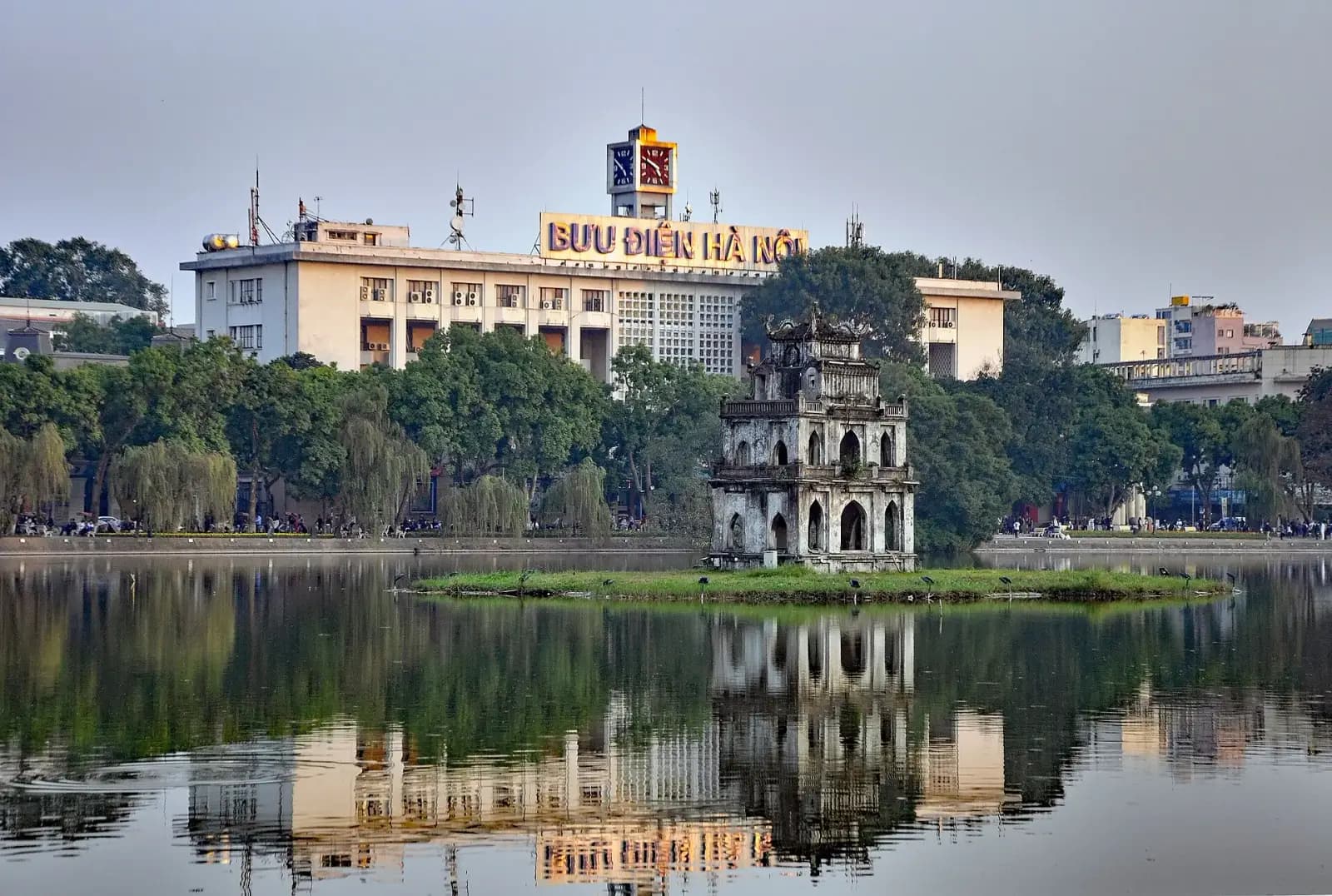 Tháp Rùa phản chiếu mặt hồ