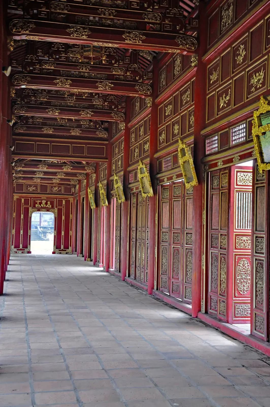 Hành lang sơn son thếp vàng trong Hoàng thành Huế