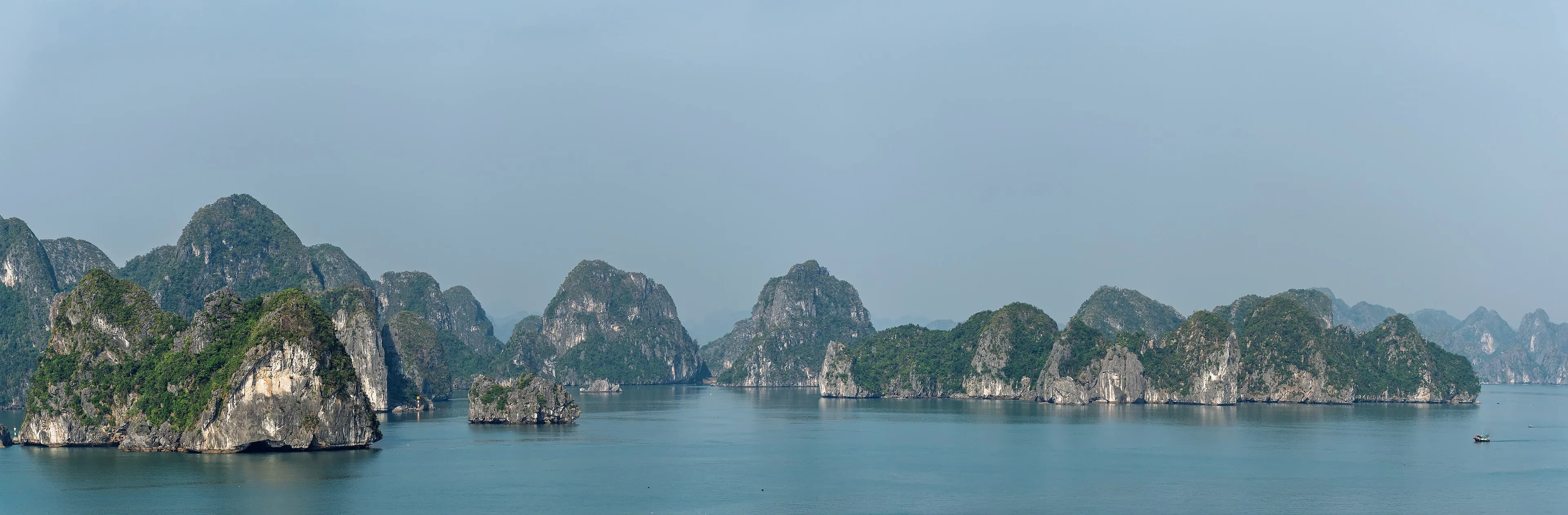 Ảnh toàn cảnh các đảo đá vôi trên vịnh Hạ Long
