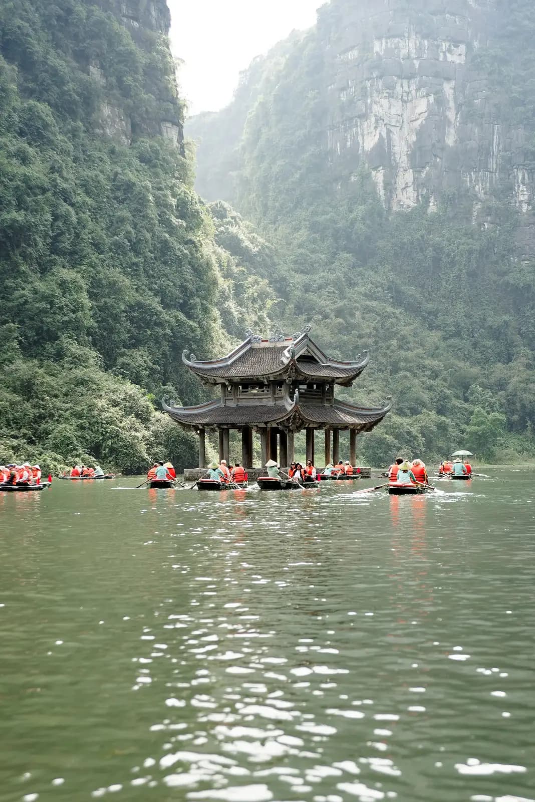 Thuyền du khách giữa núi đá