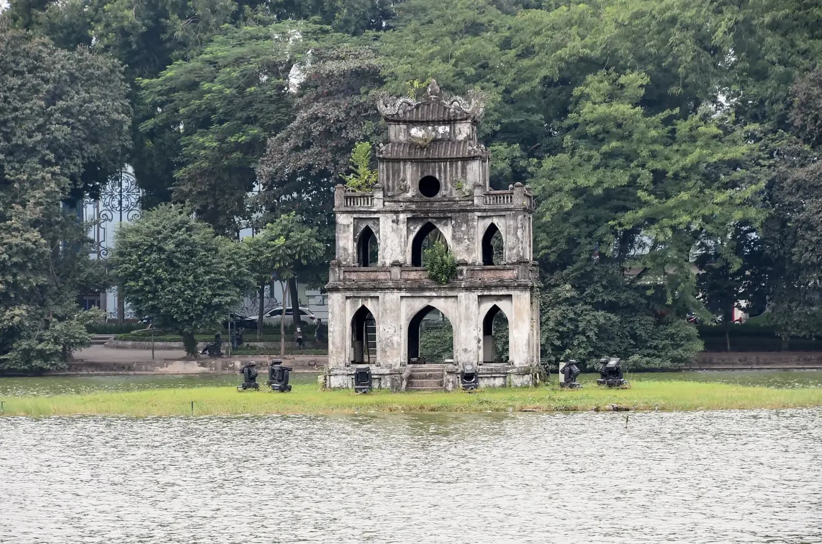 Tháp Rùa giữa hồ Hoàn Kiếm