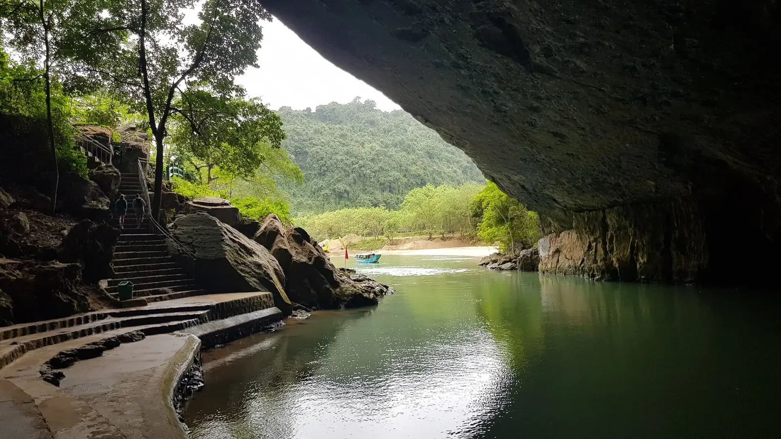 Cửa động Phong Nha