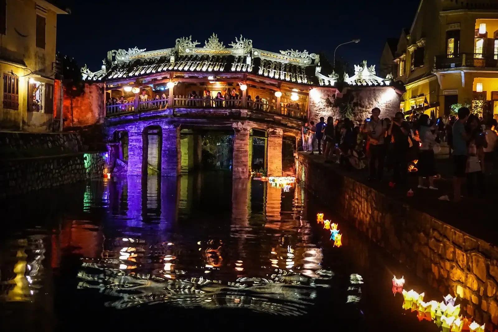 Chùa Cầu về đêm