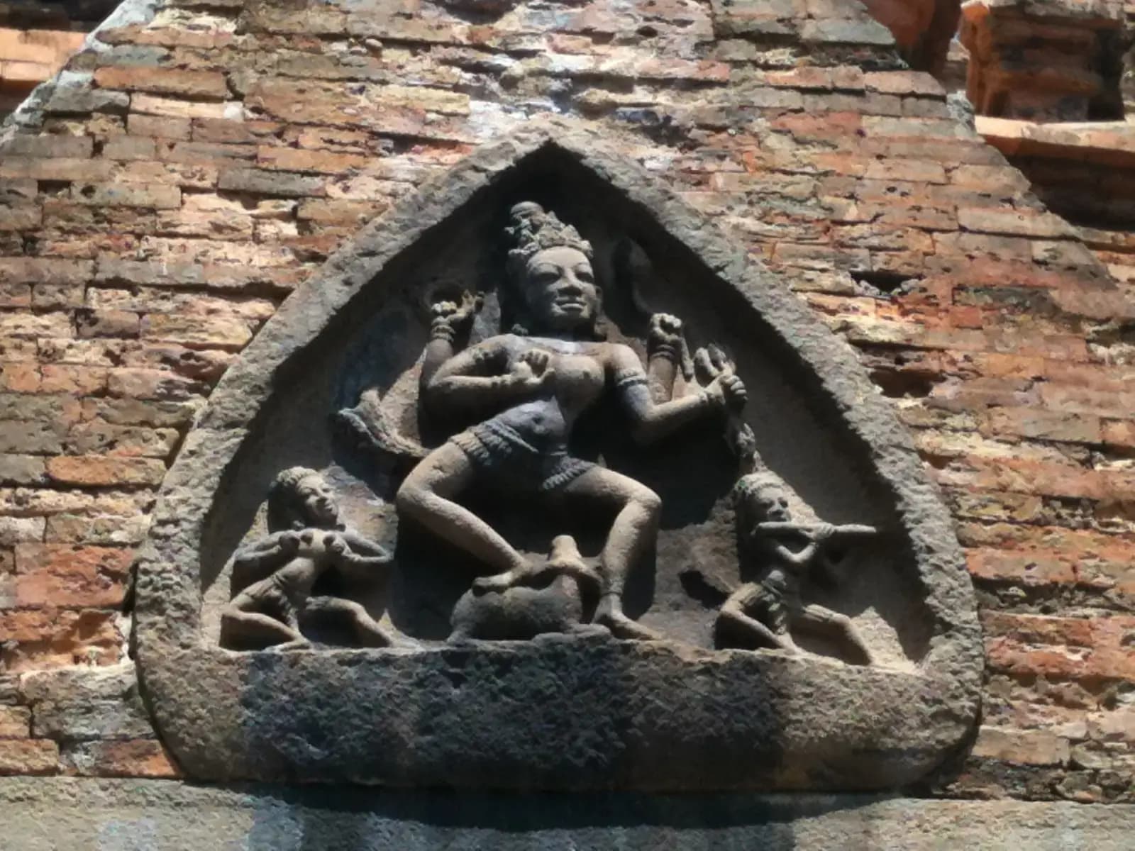 Phù điêu nữ thần Durga trên cửa tháp